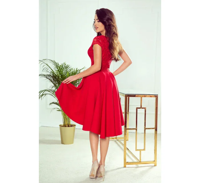 300-2 PATRICIA - šaty s dlhším zadným dielom a čipkovým výstrihom - ČERVENÉ