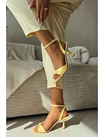 Sandále na podpätku model 226516 Vykročte štýlovo Sandále na podpätku model 226516 Vykročte štýlovo