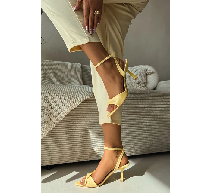 Sandále na podpätku model 226516 Vykročte štýlovo Sandále na podpätku model 226516 Vykročte štýlovo