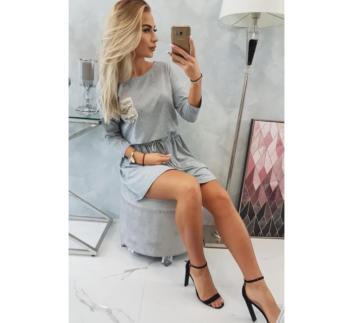 Šaty s flitrovým vreckom šedé Šaty s flitrovým vreckom šedé