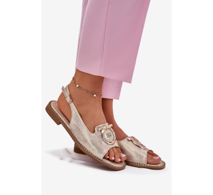 Elegantní Sandály S Dekorací Na Plochém Podpatku model 21698171 Zlaté - S.Barski