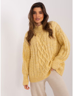 Svetložltý pletený sveter