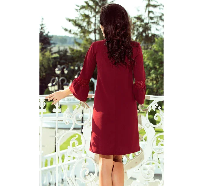 Dámské šaty v bordó barvě s krajkou na rukávech model 6318810 - numoco Dámské šaty v bordó barvě s krajkou na rukávech model 6318810 - numoco
