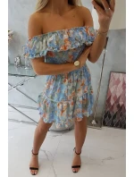 Kvetinové šaty s odhalenými ramenami v modrej farbe