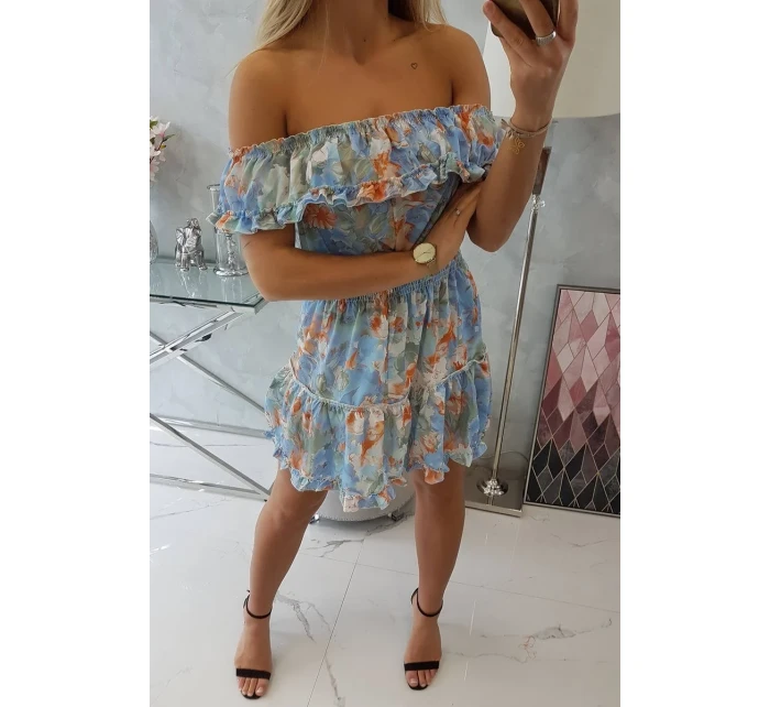 Kvetinové šaty s odhalenými ramenami v modrej farbe