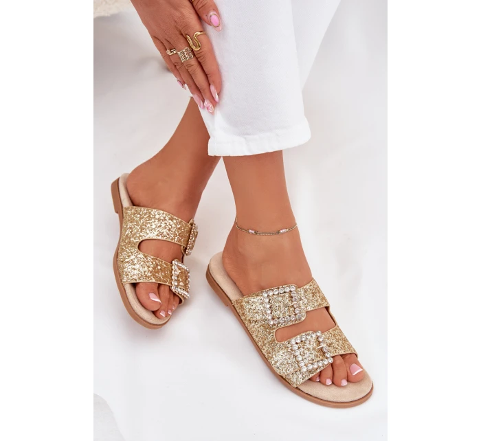 Lesklé zdobené pantofle s přezkami na plochém podpatku zlaté model 21705541 - Boto Lesklé zdobené pantofle s přezkami na plochém podpatku zlaté model 21705541 - Boto