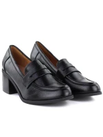 Černá dámská obuv na podpatku model 22015036 - M. Daszyński Černá dámská obuv na podpatku model 22015036 - M. Daszyński