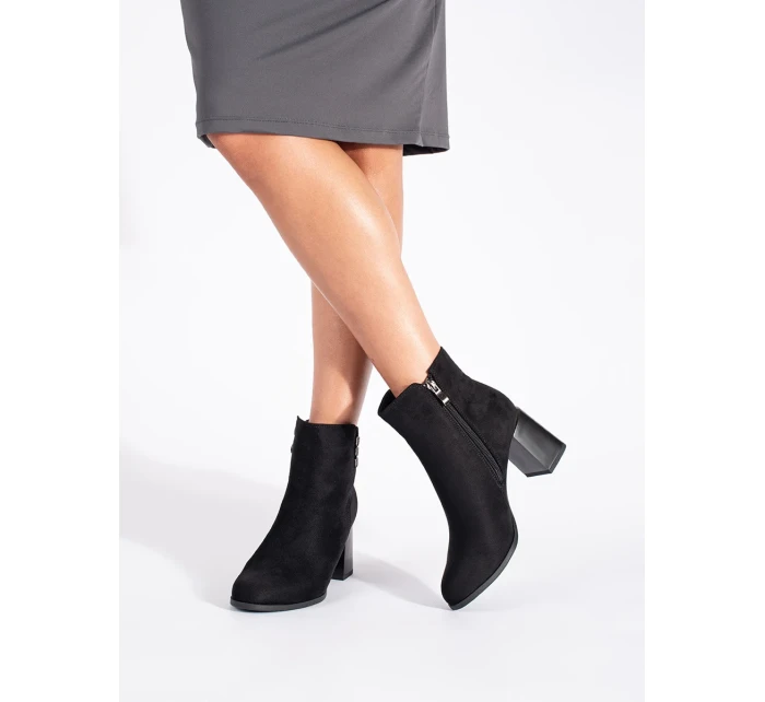 Vynikajúce dámske čierne členkové topánky na širokom podpätku Vynikajúce dámske čierne členkové topánky na širokom podpätku