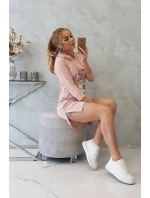 Šaty s dlhším chrbtom a farebnou potlačou v tmavo púdrovo ružovej farbe