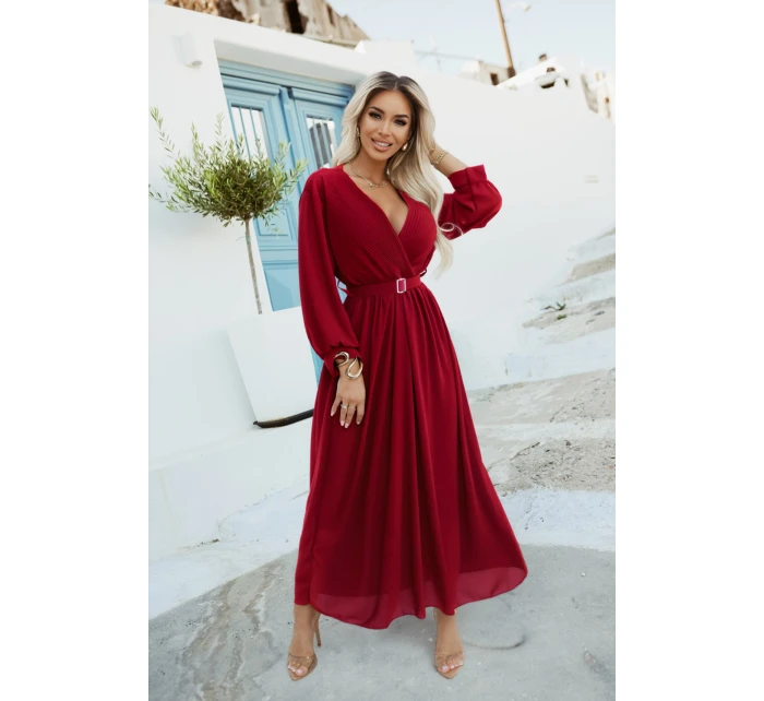 model 21729082 Elegantní plisované maxi šaty s páskem a obálkovým výstřihem vínové - numoco basic