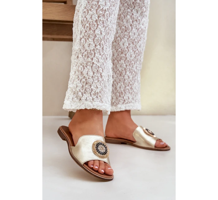 Kožené sandály s ozdobou na plochém podpatku Zazoo model 21682450 zlaté - Boto Kožené sandály s ozdobou na plochém podpatku Zazoo model 21682450 zlaté - Boto