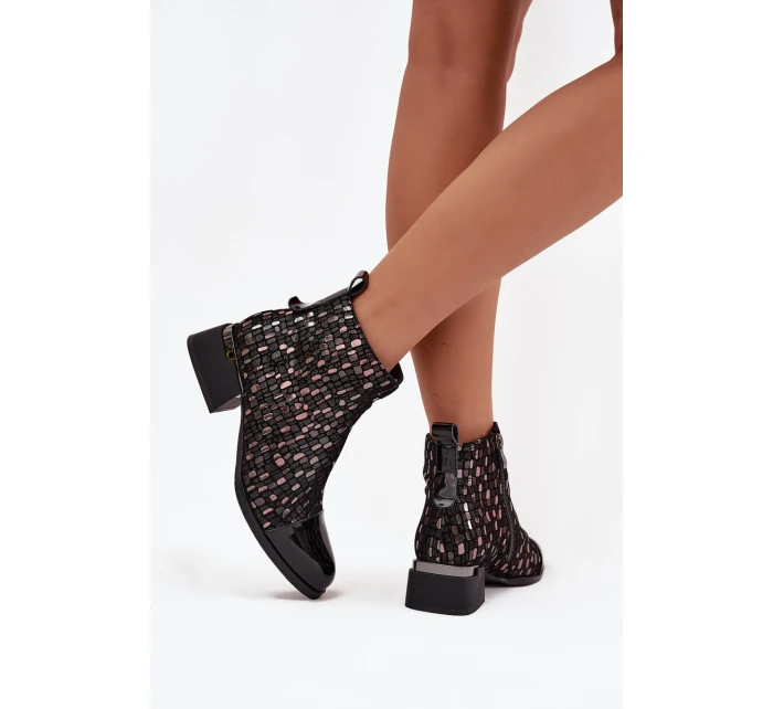 Lakované dámské kotníkové boty z pravé kůže na nízkém podpatku model 21713808 Černé - D&A