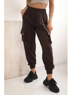 Dámske bavlnené cargo nohavice s vreckami a retiazkou hnedej farby