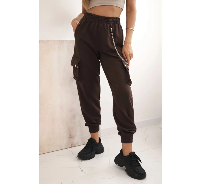 Dámske bavlnené cargo nohavice s vreckami a retiazkou hnedej farby