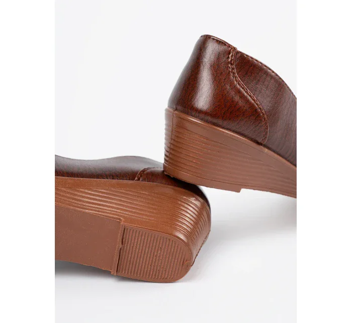 Klasické hnedé dámske topánky na klinoch Klasické hnedé dámske topánky na klinoch