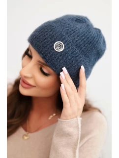 Dámská zimní čepice model 21441756 s ozdobným knoflíkem džínová modrá - K-Fashion
