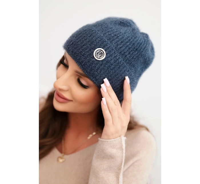 Dámská zimní čepice model 21441756 s ozdobným knoflíkem džínová modrá - K-Fashion