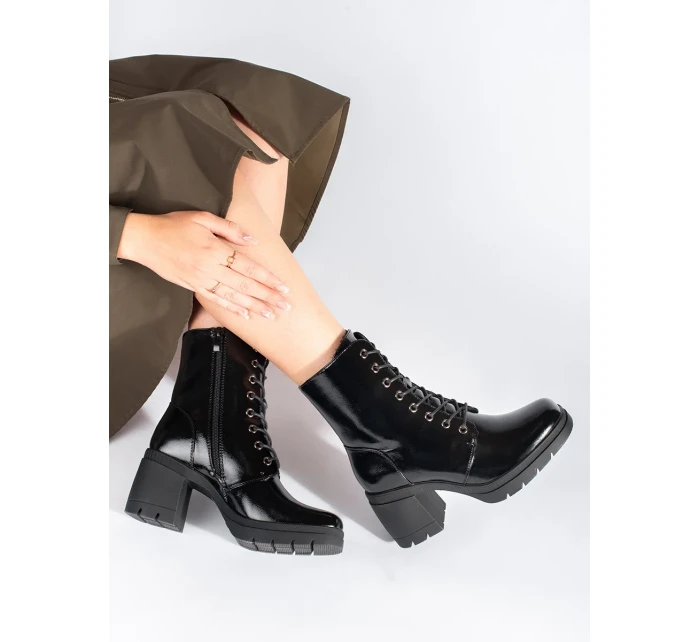 Moderní dámské kotníčkové boty černé na plochém podpatku Moderní dámské kotníčkové boty černé na plochém podpatku