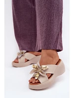 Kožené sandály na platformě s ozdobným květem Vinceza 41511 Béžové