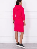 Šaty s dlhším chrbtom a farebnou potlačou fuchsiovej farby