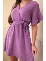 Mušelínové šaty s pásom fialové