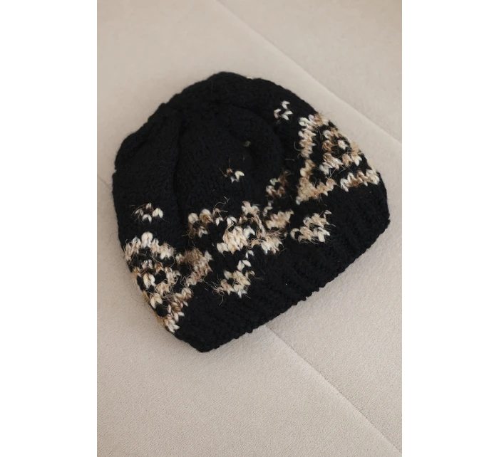 Dámska zimná vlnená čiapka s ozdobnými kryštálmi K399 čierna