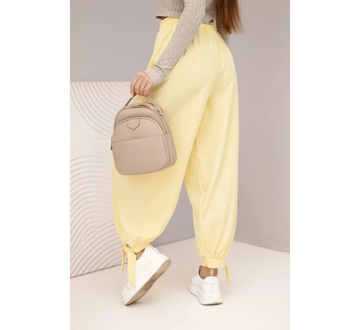 Dámske nohavice so širokými nohavicami a viazaním v spodnej časti žltej farby