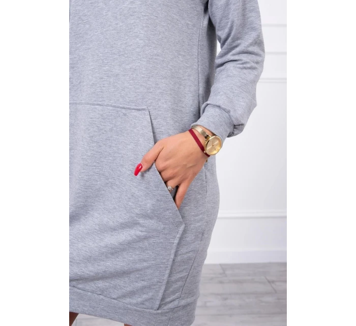 Šedé šaty s kapucí Šedé šaty s kapucí