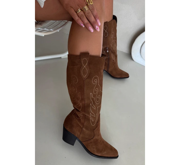 Semišové Dámské Boty Na Podpatku Hnědé model 21705050 - Zazoo Semišové Dámské Boty Na Podpatku Hnědé model 21705050 - Zazoo