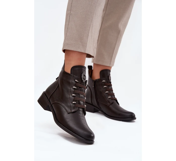 Dámske členkové topánky na nízkom podpätku so zipsom s ozdobou - hnedé Nevalia Dámske členkové topánky na nízkom podpätku so zipsom s ozdobou - hnedé Nevalia