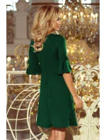 Dámské trapézové šaty v lahvově zelené barvě s rozšířenými rukávy model 6710835 - numoco Dámské trapézové šaty v lahvově zelené barvě s rozšířenými rukávy model 6710835 - numoco