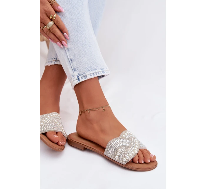 Zdobené pantofle na ploché podrážce stříbrné Dovima Zdobené pantofle na ploché podrážce stříbrné Dovima