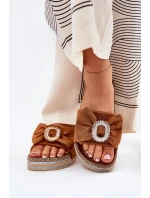 Klapki Damskie Na Platformie Z Kokardką I Ozdobną Broszką Camel Lenela Klapki Damskie Na Platformie Z Kokardką I Ozdobną Broszką Camel Lenela