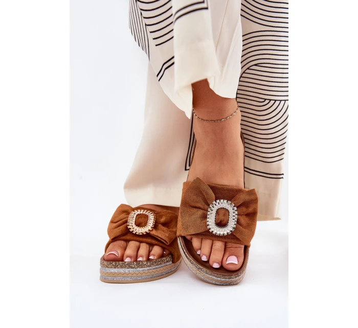 Klapki Damskie Na Platformie Z Kokardką I Ozdobną Broszką Camel Lenela Klapki Damskie Na Platformie Z Kokardką I Ozdobną Broszką Camel Lenela