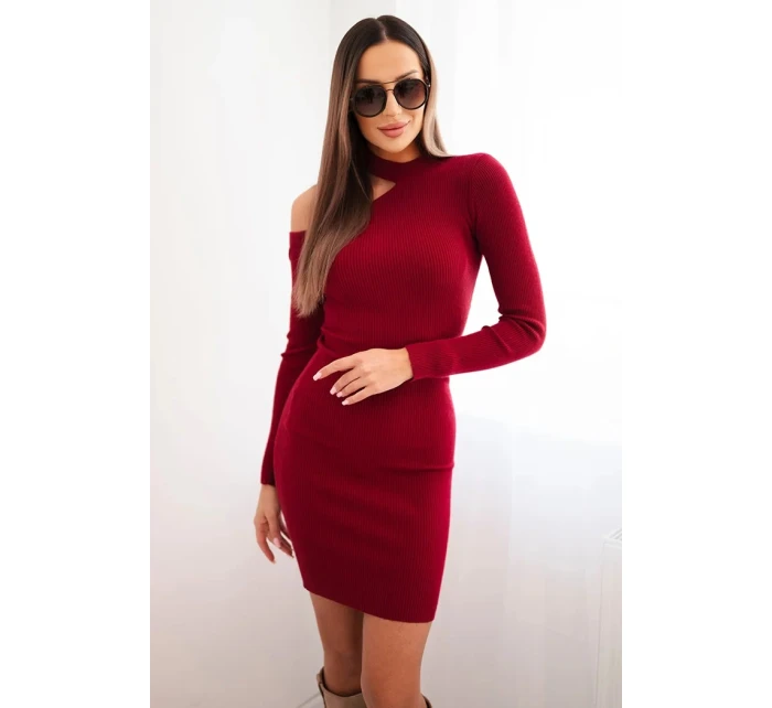 Dámske pletené šaty s dlhými rukávmi a asymetrickým výstrihom bordovej farby