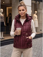 Kamizelka damska pikowana z kapturem bordowa model 22358231 - FashionStreet Kamizelka damska pikowana z kapturem bordowa model 22358231 - FashionStreet