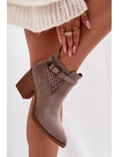 Dámské perforované kotníkové boty na podpatku s vzorem a zlatým sponou tmavě béžové model 22009815 - Boto