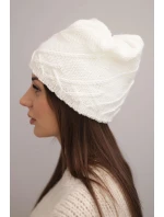 Dámská zimní čepice s ozdobným pletením a střihem bílá model 21878049 - K-Fashion