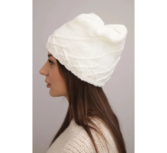 Dámská zimní čepice s ozdobným pletením a střihem bílá model 21878049 - K-Fashion