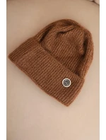 Dámská zimní čepice model 21441764 s ozdobným knoflíkem světlá hnědá - K-Fashion