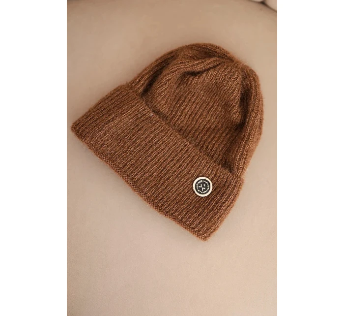 Dámská zimní čepice model 21441764 s ozdobným knoflíkem světlá hnědá - K-Fashion