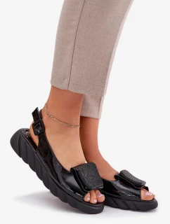 Dámske lakované sandále na podpätku so zdobením - čierne Artiker