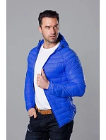 Světle modrá prošívaná pánská bunda s kapucí model 18345079 - J.STYLE Světle modrá prošívaná pánská bunda s kapucí model 18345079 - J.STYLE