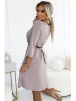 579-1 Klasické trapézové šaty s čiernym opaskom - béžové 579-1 Klasické trapézové šaty s čiernym opaskom - béžové