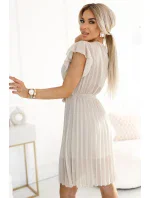 424-7 Šifónové plisované šaty s výstrihom a volánmi - BEACH