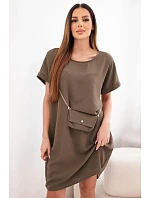Dámske šaty s krátkym rukávom a retiazkou v hnedej farbe