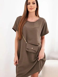 Dámske šaty s krátkym rukávom a retiazkou v hnedej farbe
