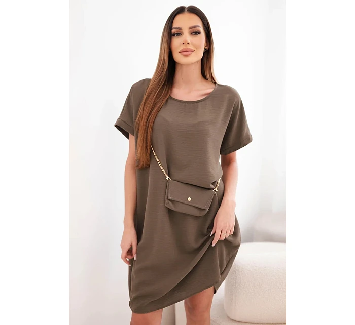 Dámske šaty s krátkym rukávom a retiazkou v hnedej farbe