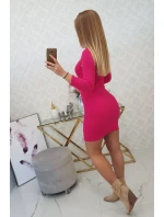 Šaty s ozdobnými knoflíky fuchsiové barvy