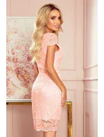 Krajkové dámské šaty v broskvové barvě s krátkými rukávy a dekoltem model 9028698 - numoco